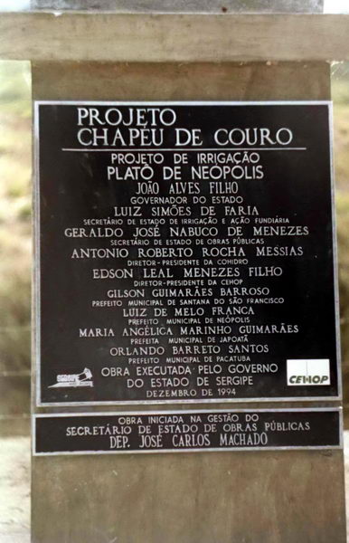 Lhes apresento o Projeto de Irrigao do Plat de Nepolis, Lembra dos Anes do oramento, olha o nome do Joo Alves a na placa...